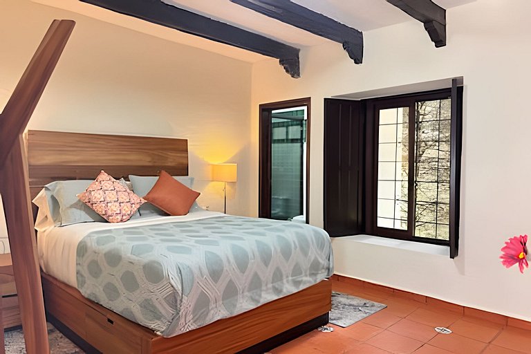 Diversión y bosque con amigos