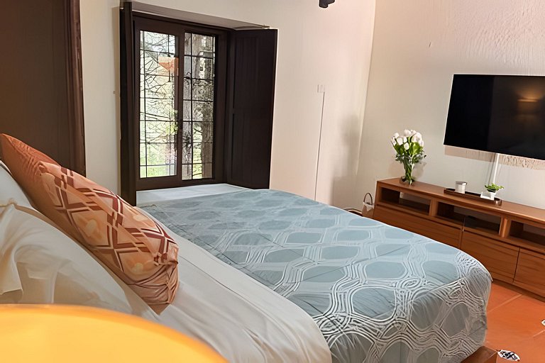 Diversión y bosque con amigos