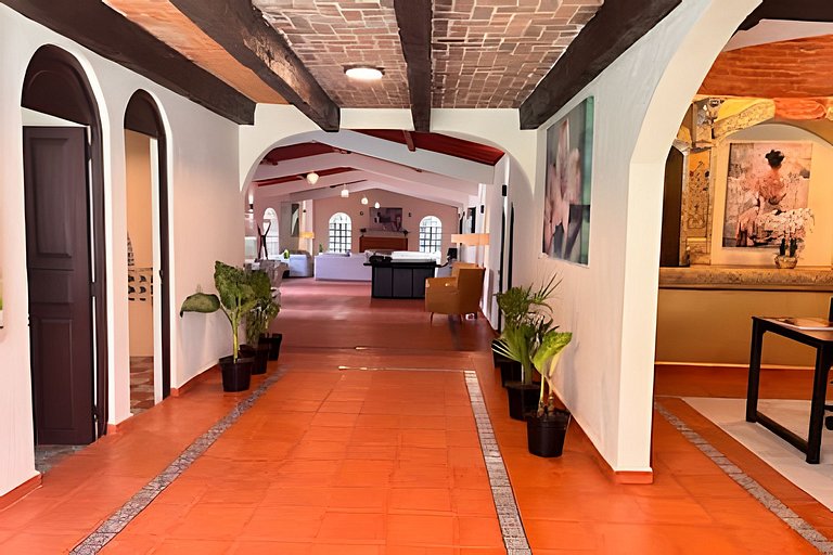 Rancho con cuatrimotos y cine