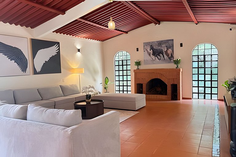 Rancho con cuatrimotos y cine