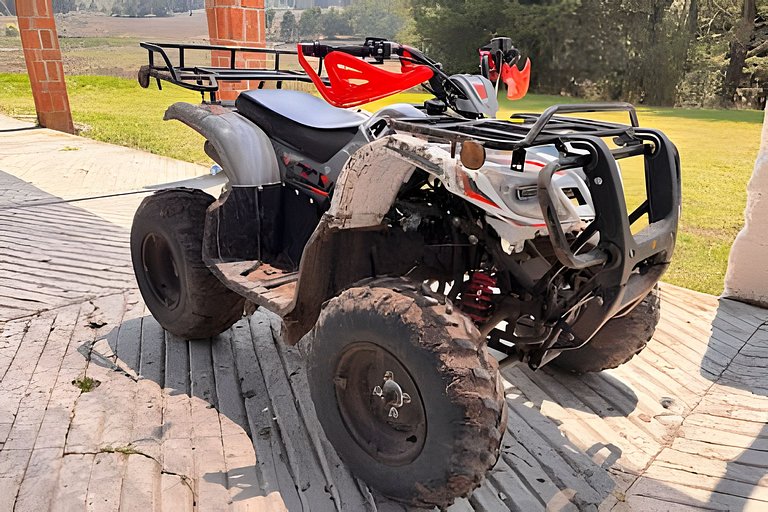 Rancho con cuatrimotos y cine